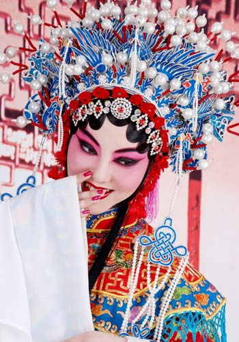 咯,穿上中国特色强烈的服饰,余声的一颦一笑还真略有几分花旦的韵味