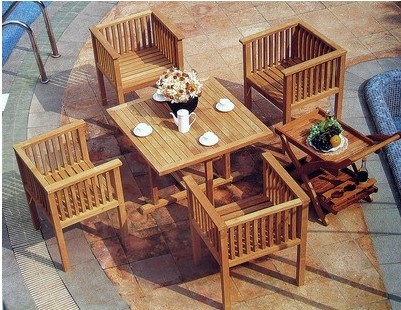 原木餐桌椅与遮阳伞的完美组合